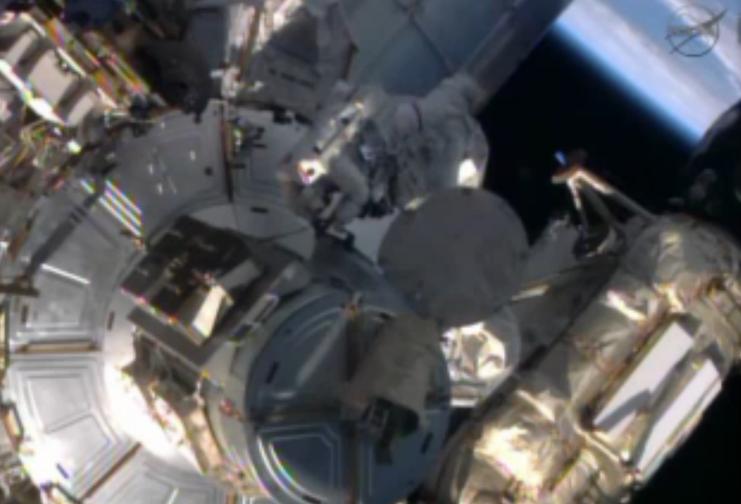 NASA Astronauts Step Outside Space Station for 1st of 3 Holiday Spacewalks